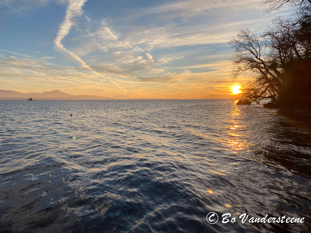 Zonsondergang aan het Meer, Een Moment van Rust